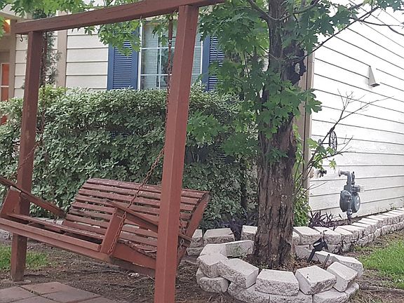 *	Friendly Neighbors, family atmospheres, Kids playground.
*	Close to amenities & expressways. Local landlord.
*	All in master planned community. 
*	Walking distance to elementary school/park/pool.
*	Zoned to exemplary-rated elementary school.