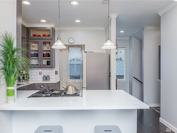 4th image of 434 S 156th St #2