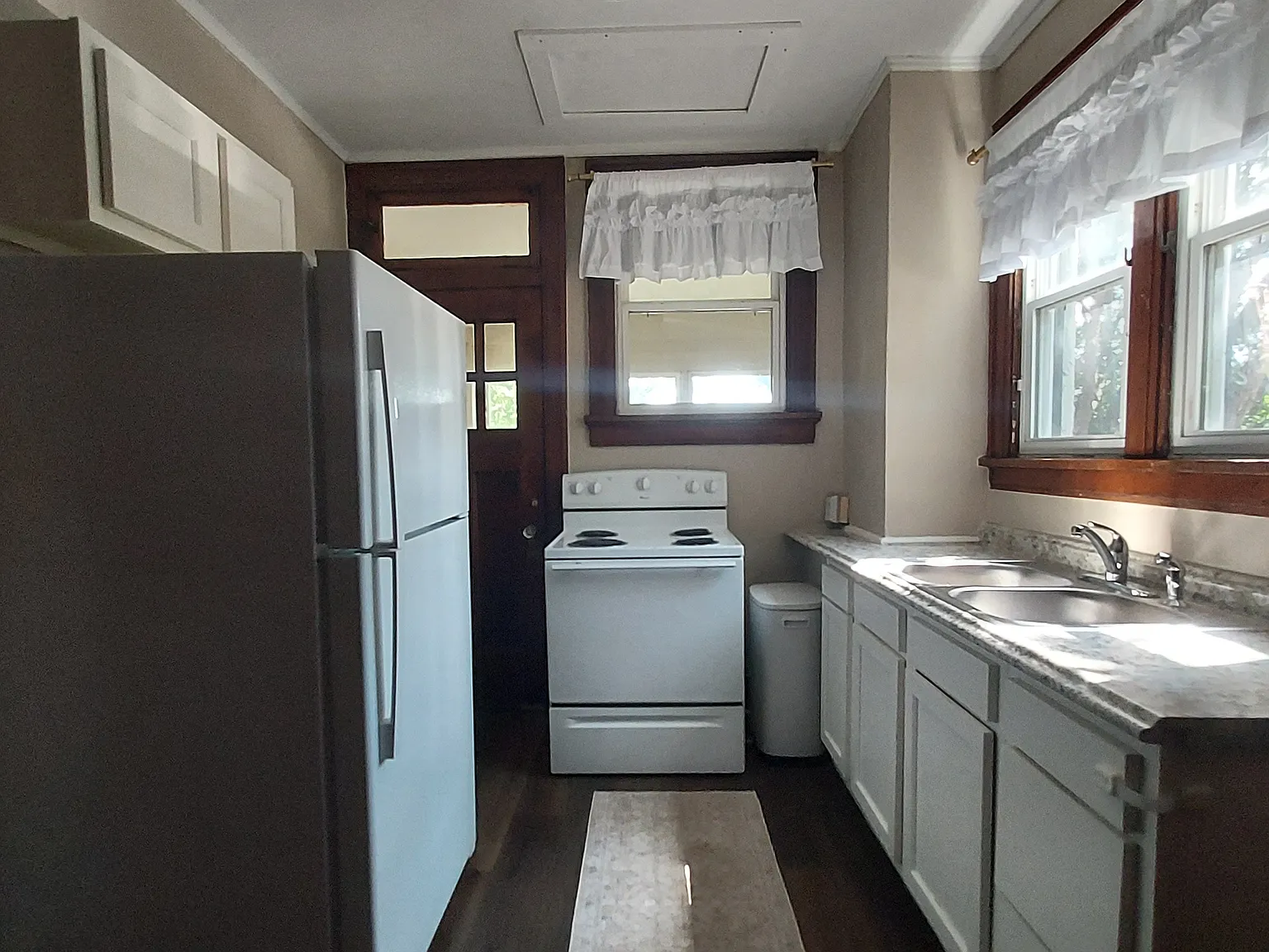 3 bed, $1,300 — Photo 1