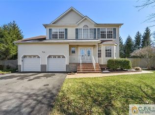 22 Spaniel Ct, Kendall Park, NJ 08824