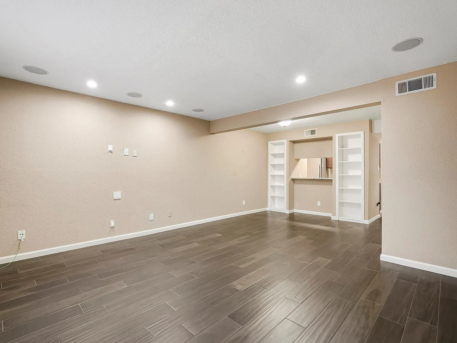 2 bed, 1.5 bath, 1152 sqft, $1,600 — Photo 3
