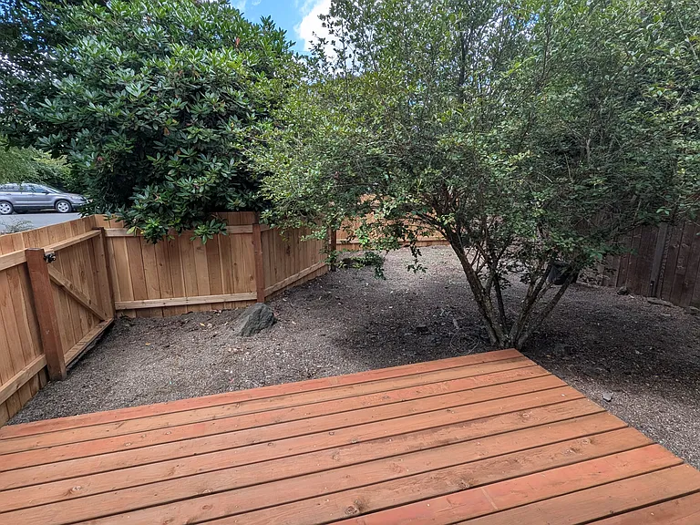 Deck, fenced yard