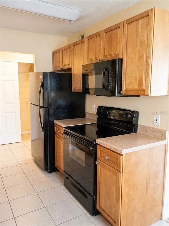 2 bed, 1.0 bath, 881 sqft, $1,600 — Photo 2
