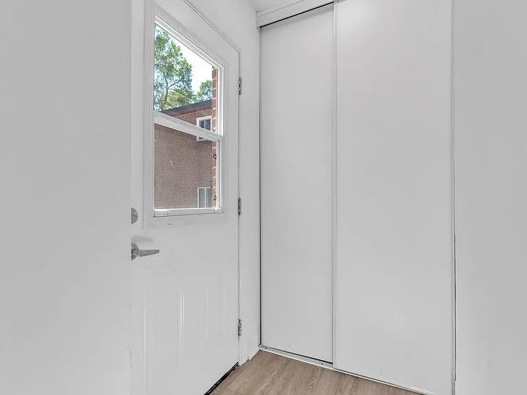 371 Yonge St — Photo 16