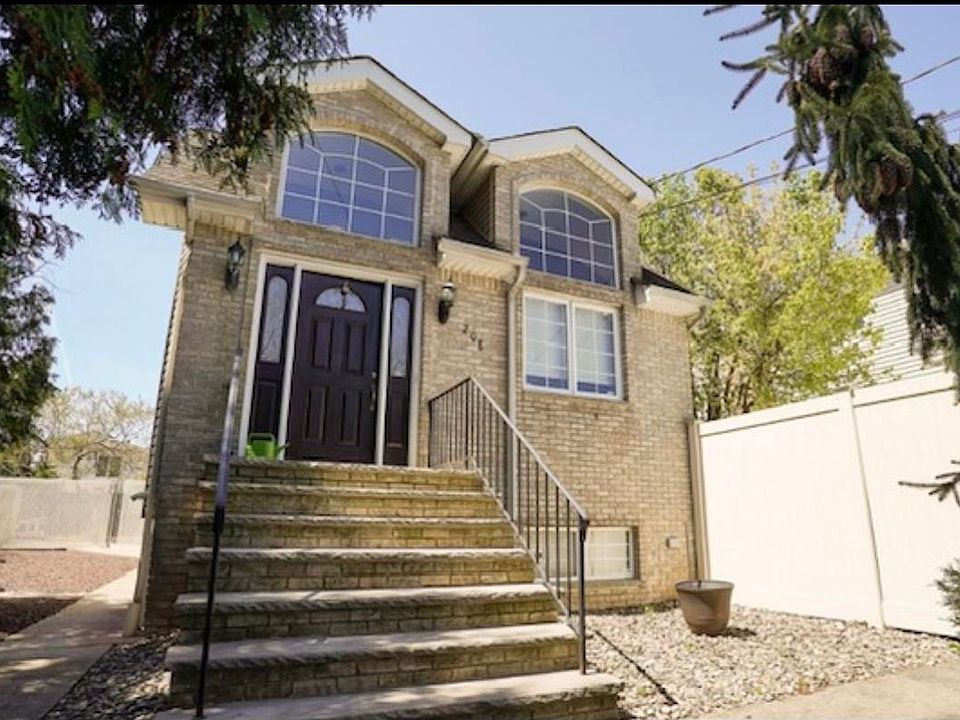 1st image of 207 Giffords Ln #3