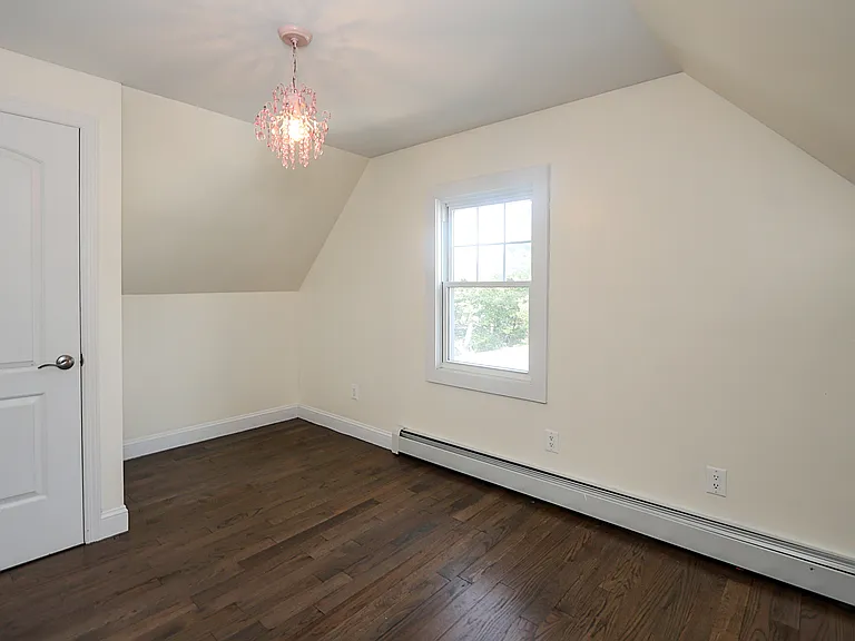 987 Kings Pkwy — Photo 28