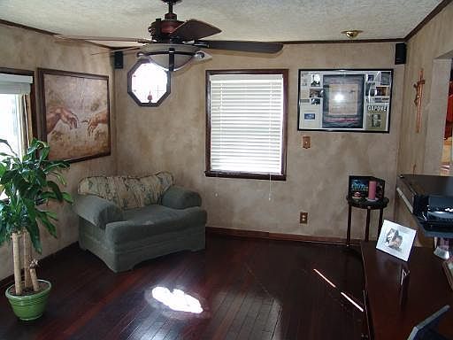 4th image of 818 Laurel Ave