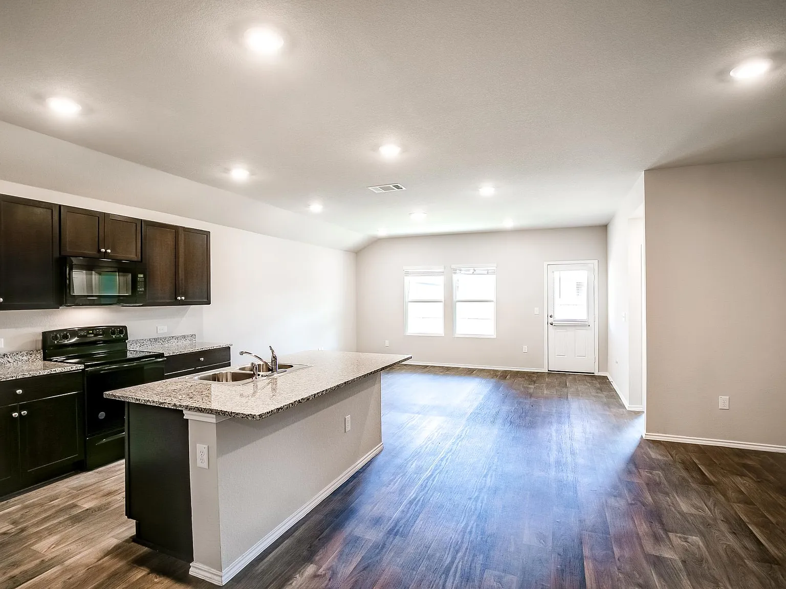 4 bed, 1832 sqft, $2,000 — Photo 4