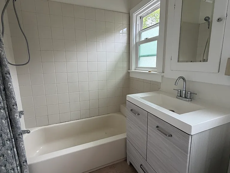 328 W Victoria St — Photo 11