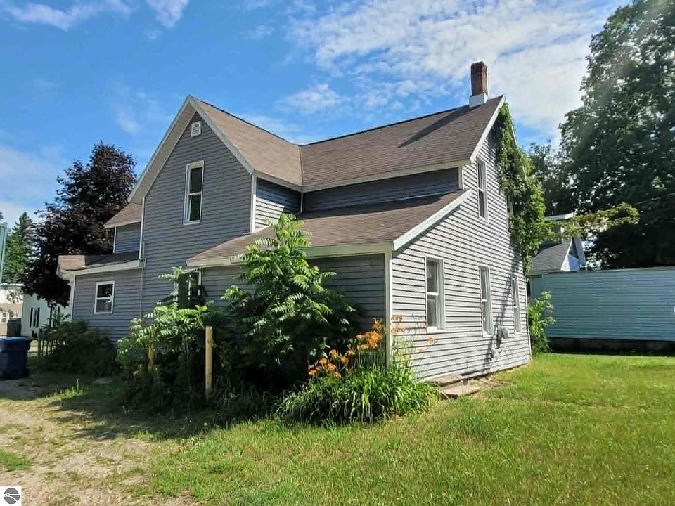 1st image of 218 E River St