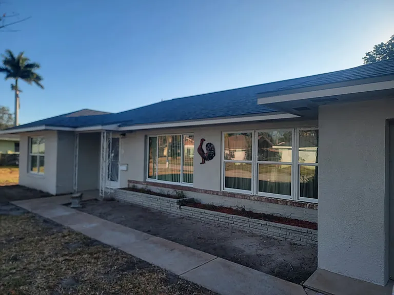 219 Crescent Ct E — Photo 2