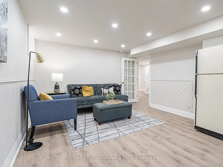 364 Rathburn Rd — Photo 4
