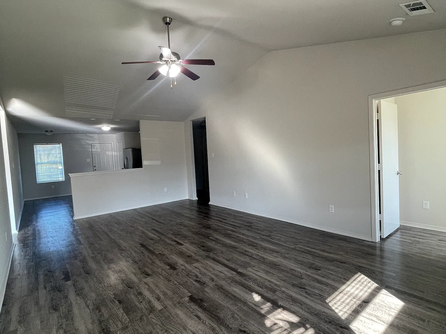 4 bed, 1500 sqft, $1,800 — Photo 2