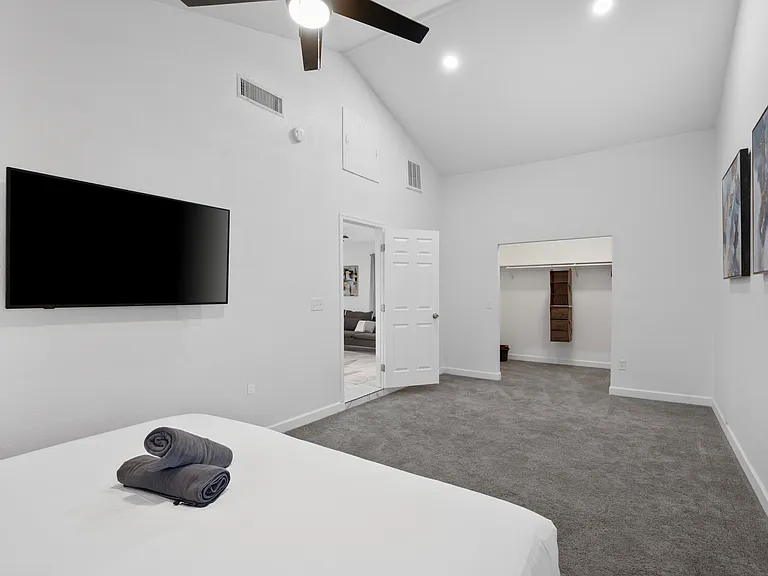 3037 N 40th Dr — Photo 24