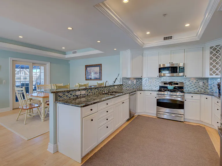 124 Bay St #R2 — Photo 13