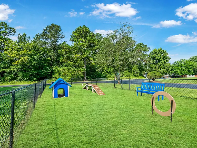 Country Club Apartments — Photo 13