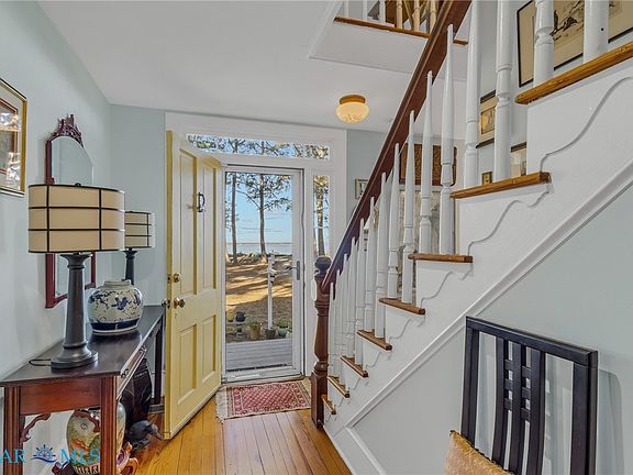 3rd image of 894 Old Ferry Rd