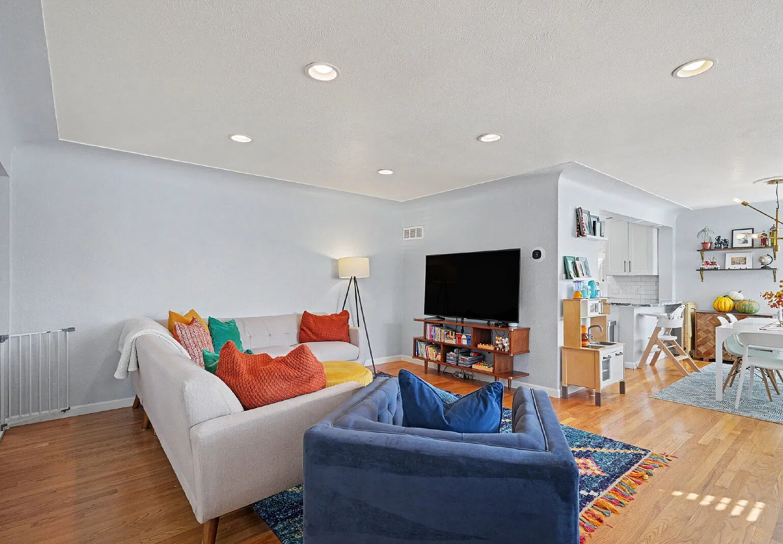 3 bed, 2.0 bath, 1290 sqft, $3,100 — Photo 3