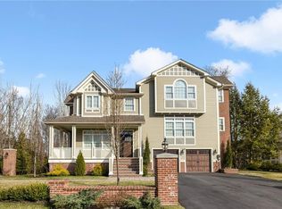 2 Thornwood Dr, Lincoln, RI 02865