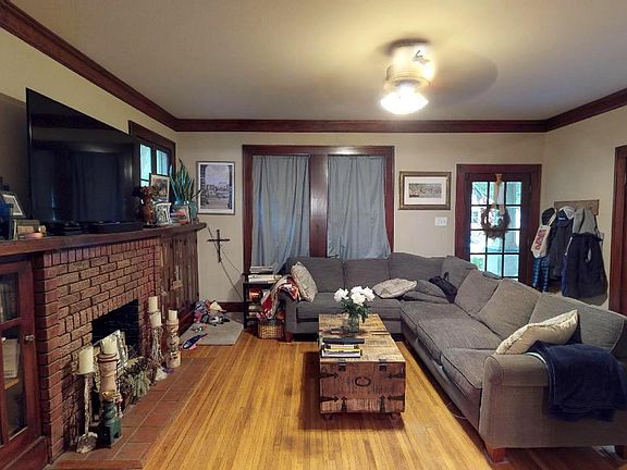 3rd image of 407 Gladstone Blvd