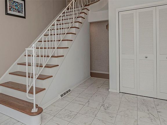 3rd image of 29476 Shaker Blvd