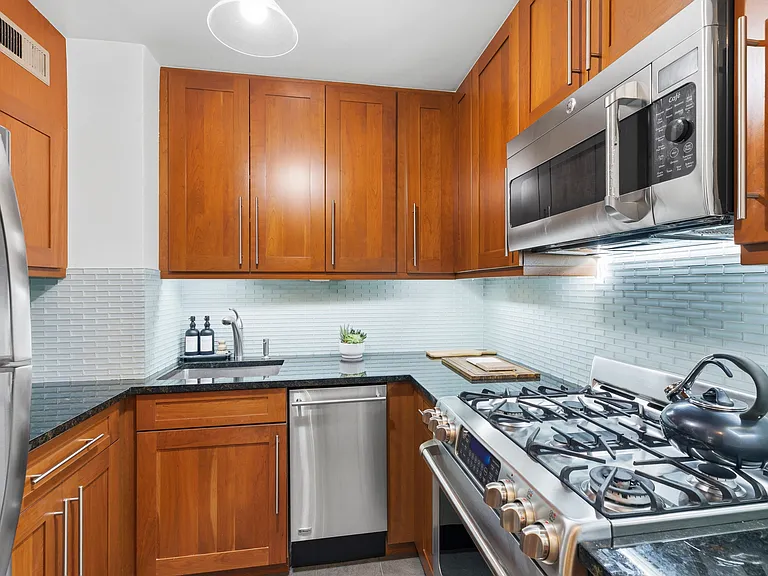 245 E 25th St #8-E — Photo 4