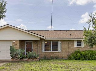609 S Columbus St, Fredericksburg, TX 78624