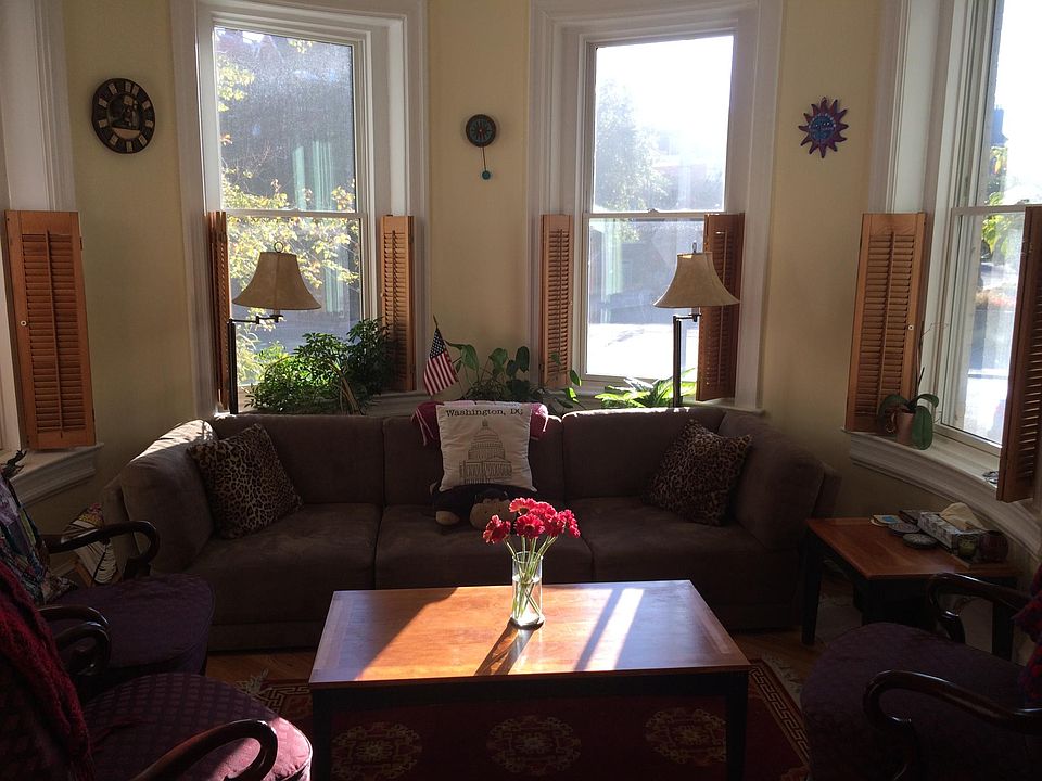 Sunlit corner unit with turret windows!