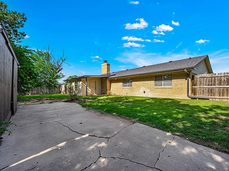 6943 NW Eisenhower Dr — Photo 9