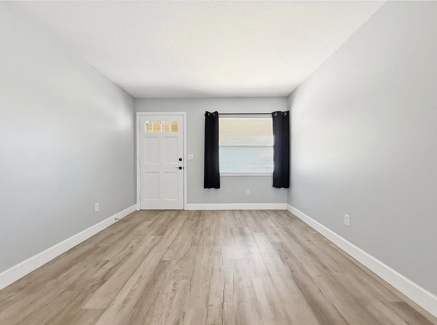 Fully Remodeled 3-Bedroom Home with Bonus Florida Room & Huge Fenced Yard — Photo 4
