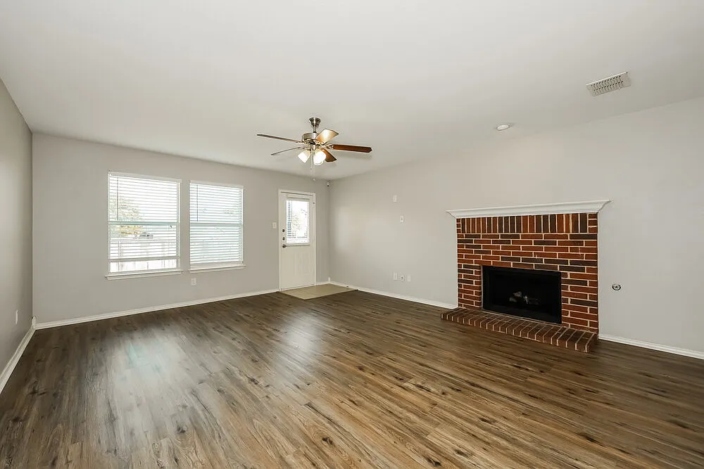 3 bed, 2.0 bath, 1810 sqft, $1,805 — Photo 3