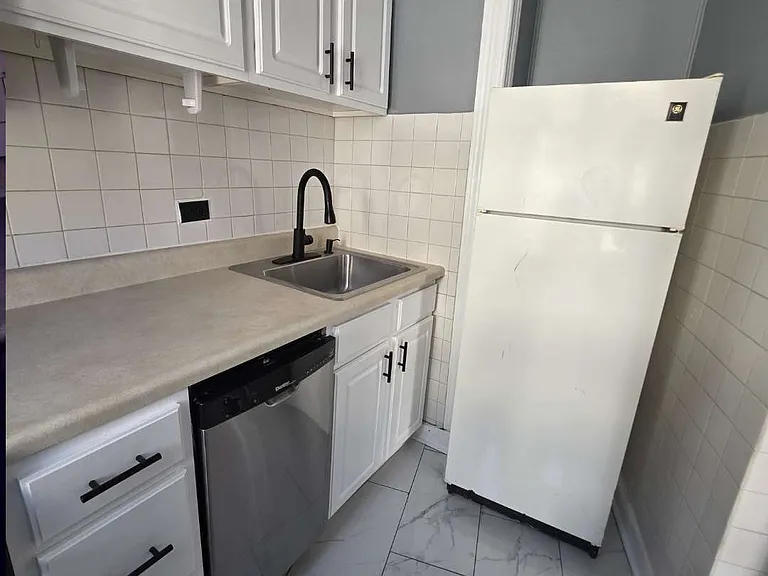 21 E Centre St #2F — Photo 6