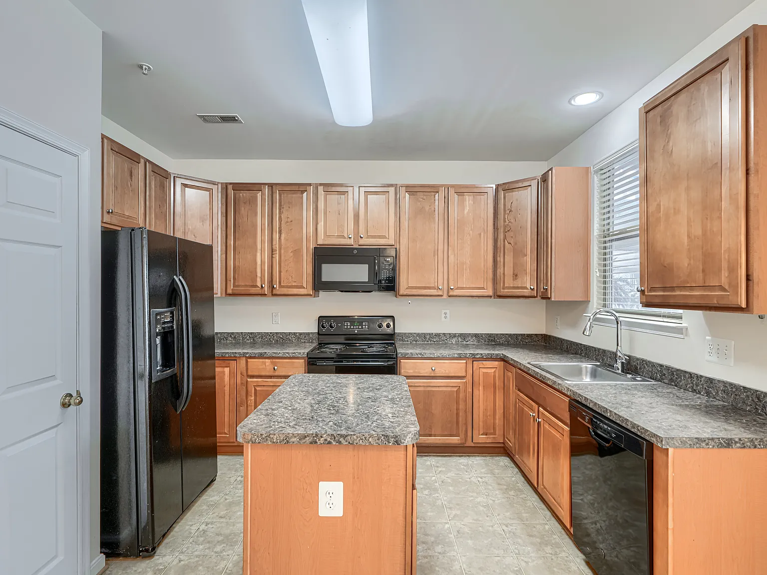 2 bed, 2.5 bath, 2200 sqft, $2,600 — Photo 3