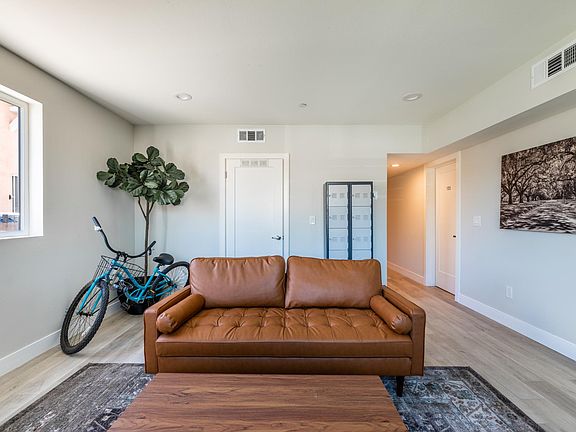 5th image of 1458 W 37th Pl #2