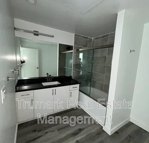 11408 Sarah St #205 — Photo 6