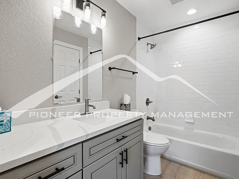 2301 E Fremont Ave #S02 — Photo 20