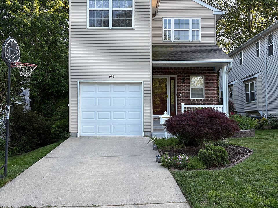 1st image of 628 Maple Ave