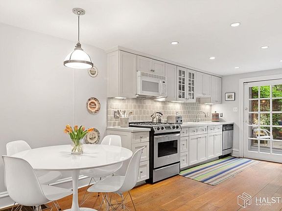 5th image of 216 Kane St