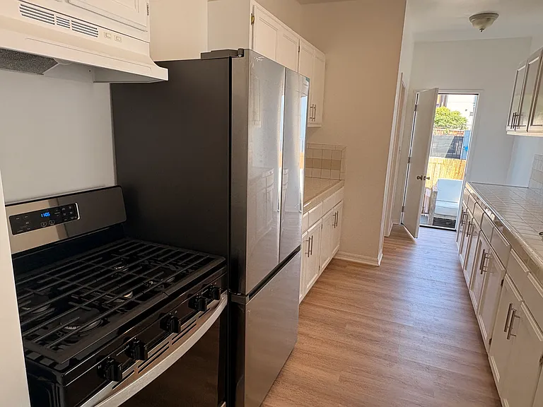 1631 1/2 Morton Ave — Photo 11