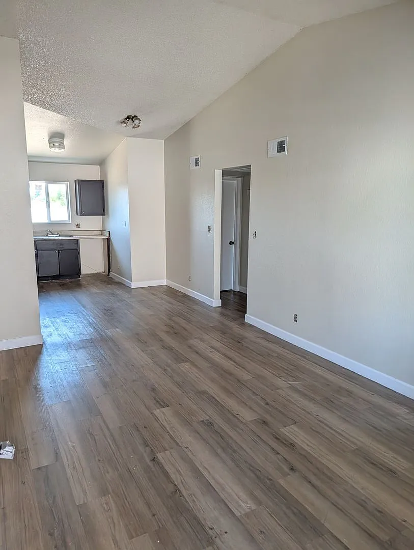 845 E Mahoney Ave — Photo 2