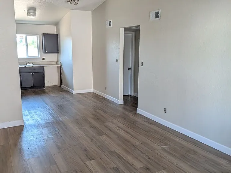 845 E Mahoney Ave — Photo 2