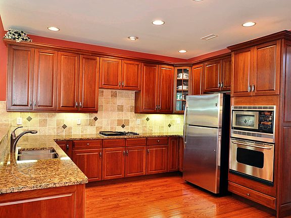Upgraded Gourmet Eat-In Kitchen!