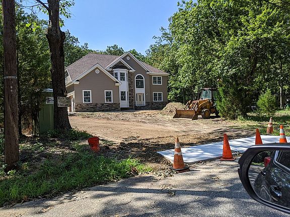 3rd image of 5 Oakland Dr