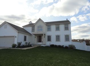 27 Red Gravel Cir, Sicklerville, NJ 08081
