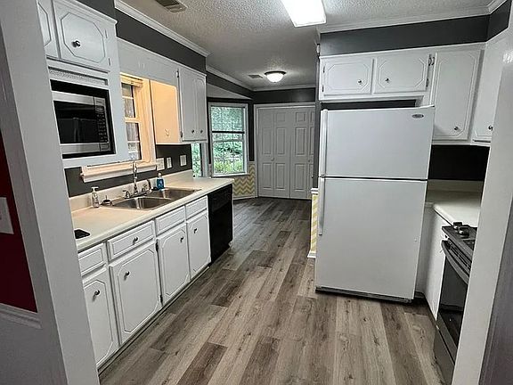 5th image of 2945 Pointewest Dr