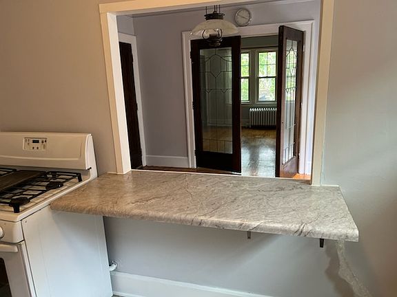 3rd image of 891 Beaconsfield Ave #2SOUTH
