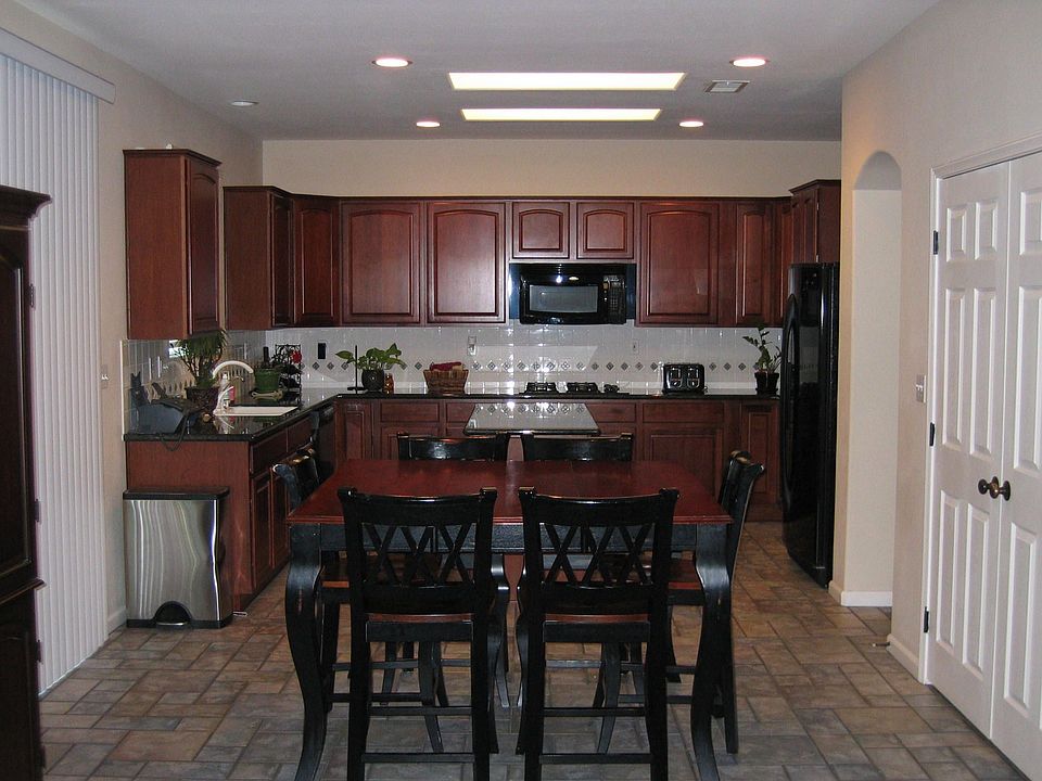 Kitchen and Breakfast