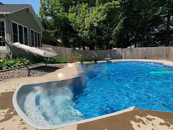 2nd image of 110 Fleetwood Ln