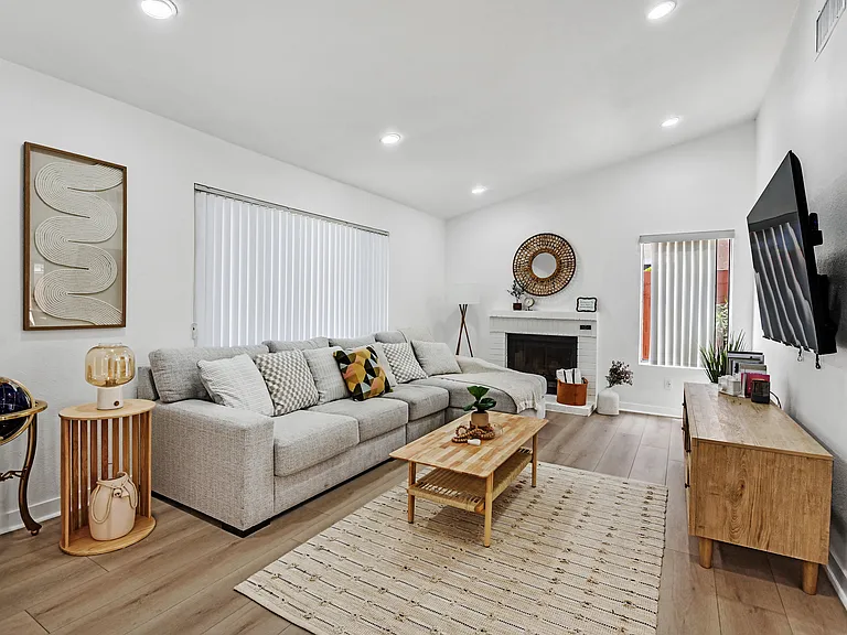 572 Macbrey Dr — Photo 2