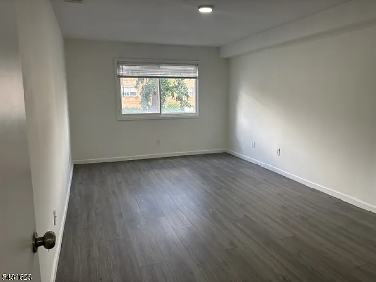 392 College Dr — Photo 11
